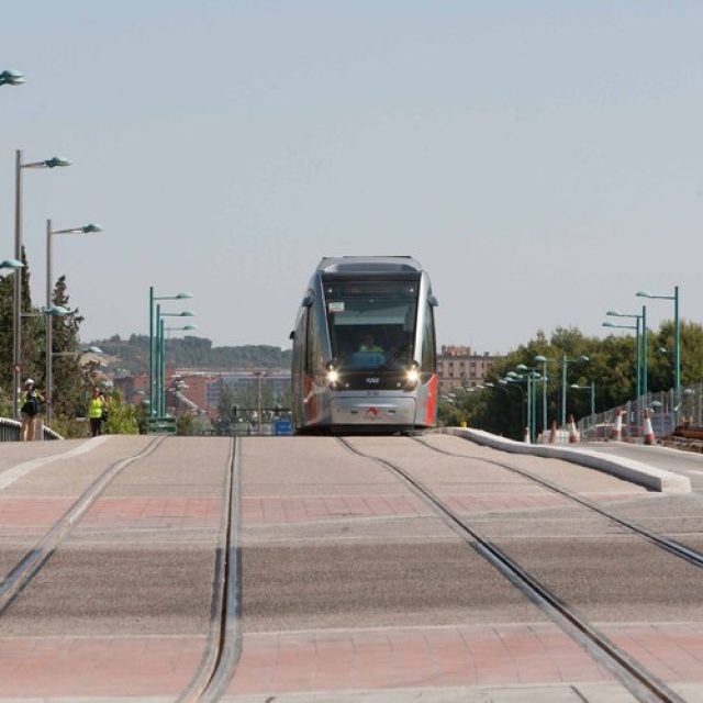 Zaragoza permitirá al taxi circular por los raíles del tranvía
