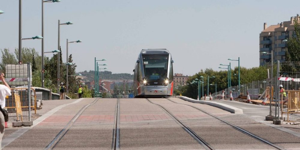 Zaragoza permitirá al taxi circular por los raíles del tranvía